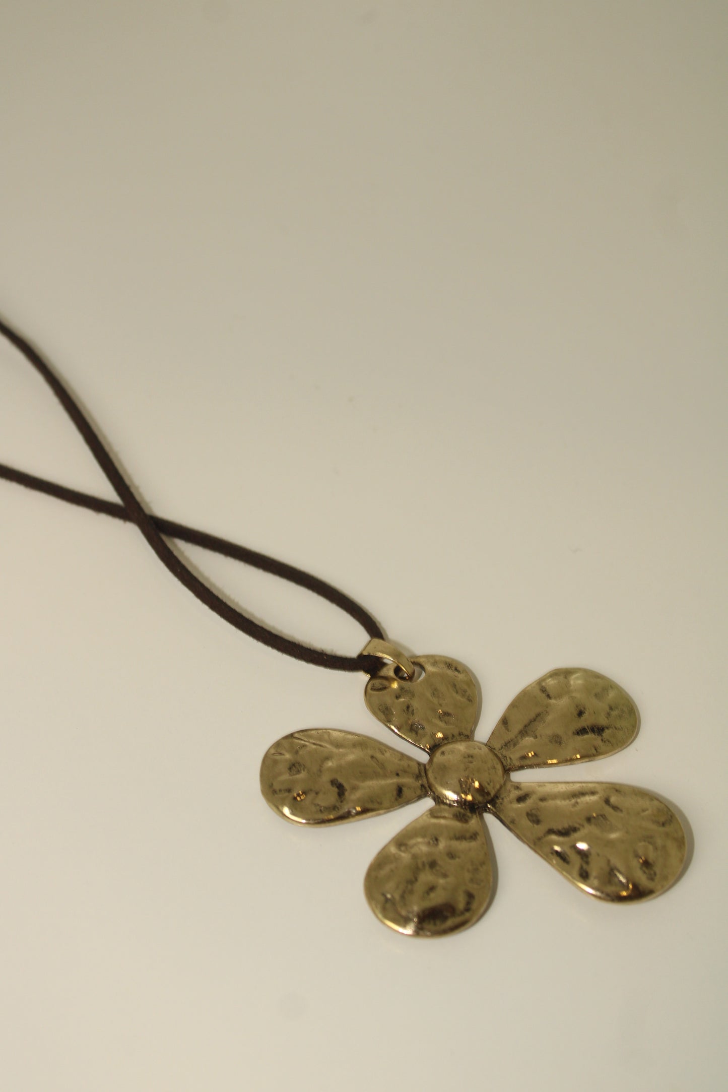 colar flor dourado