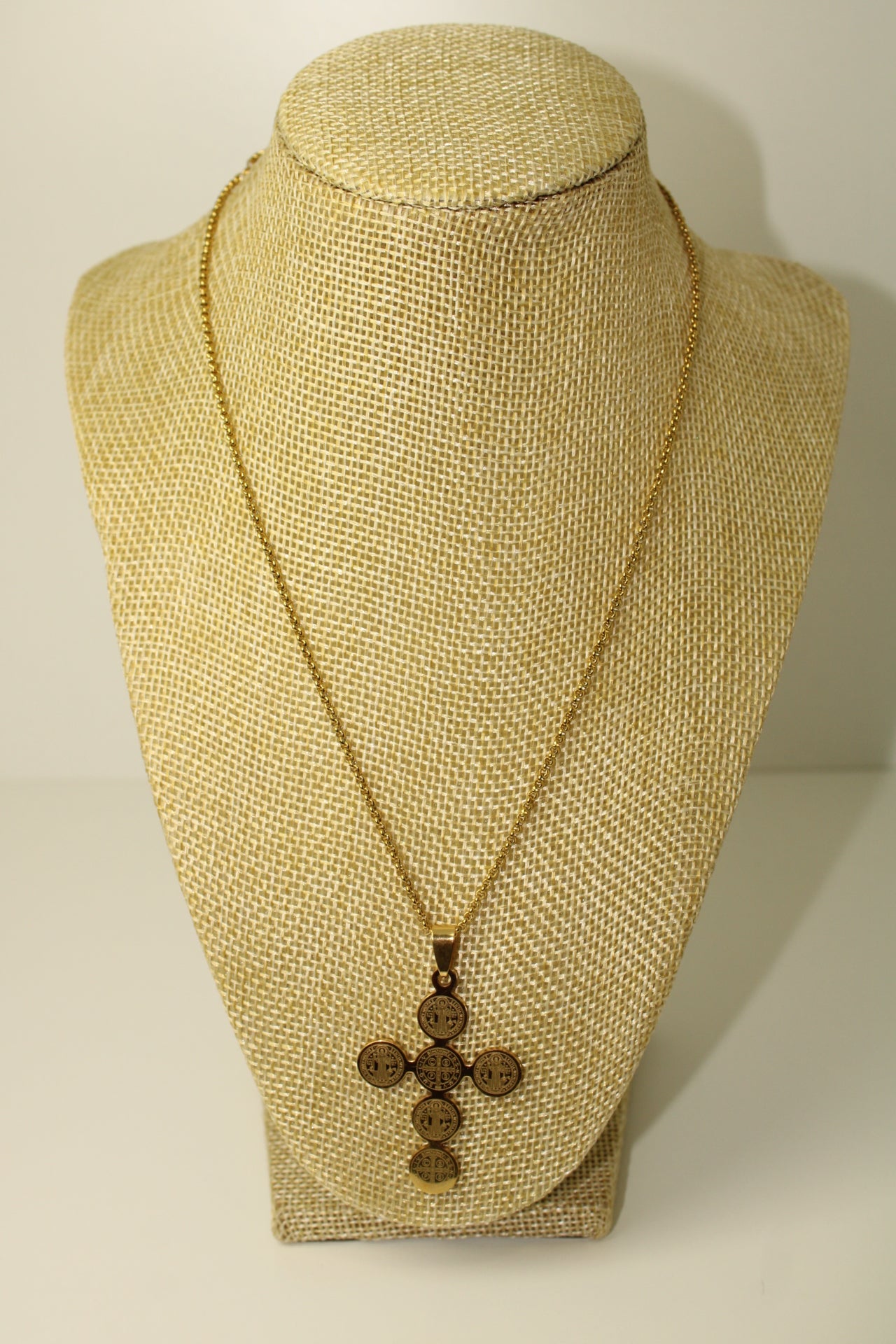 colar crucifixo dourado