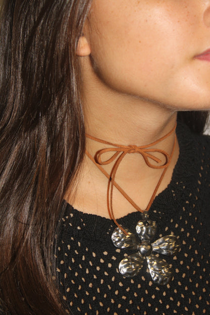 colar flor prateado
