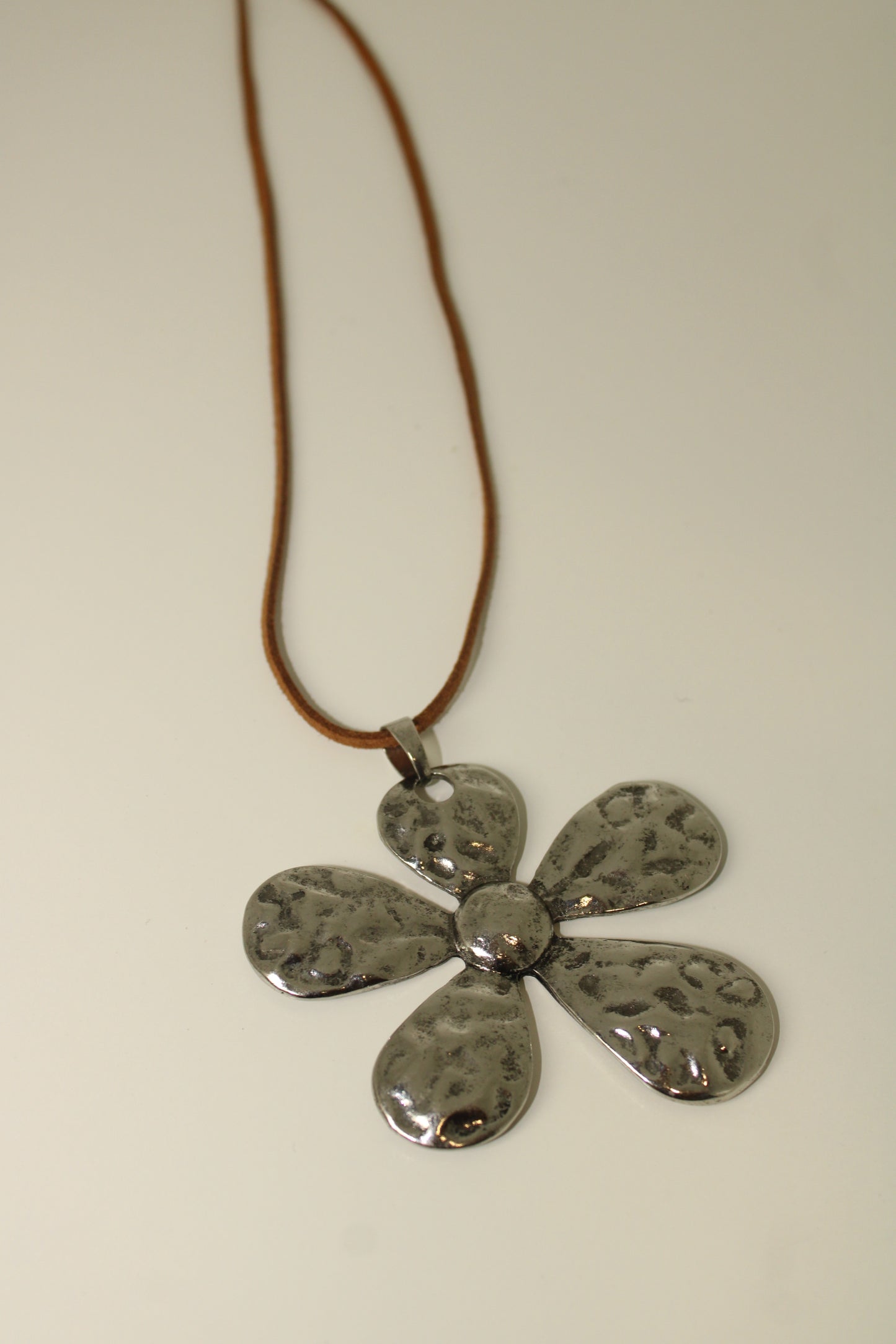 colar flor prateado