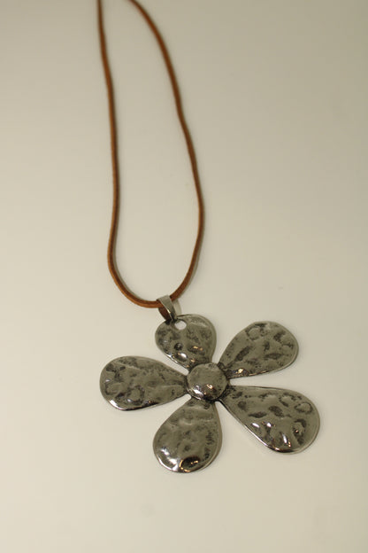 colar flor prateado
