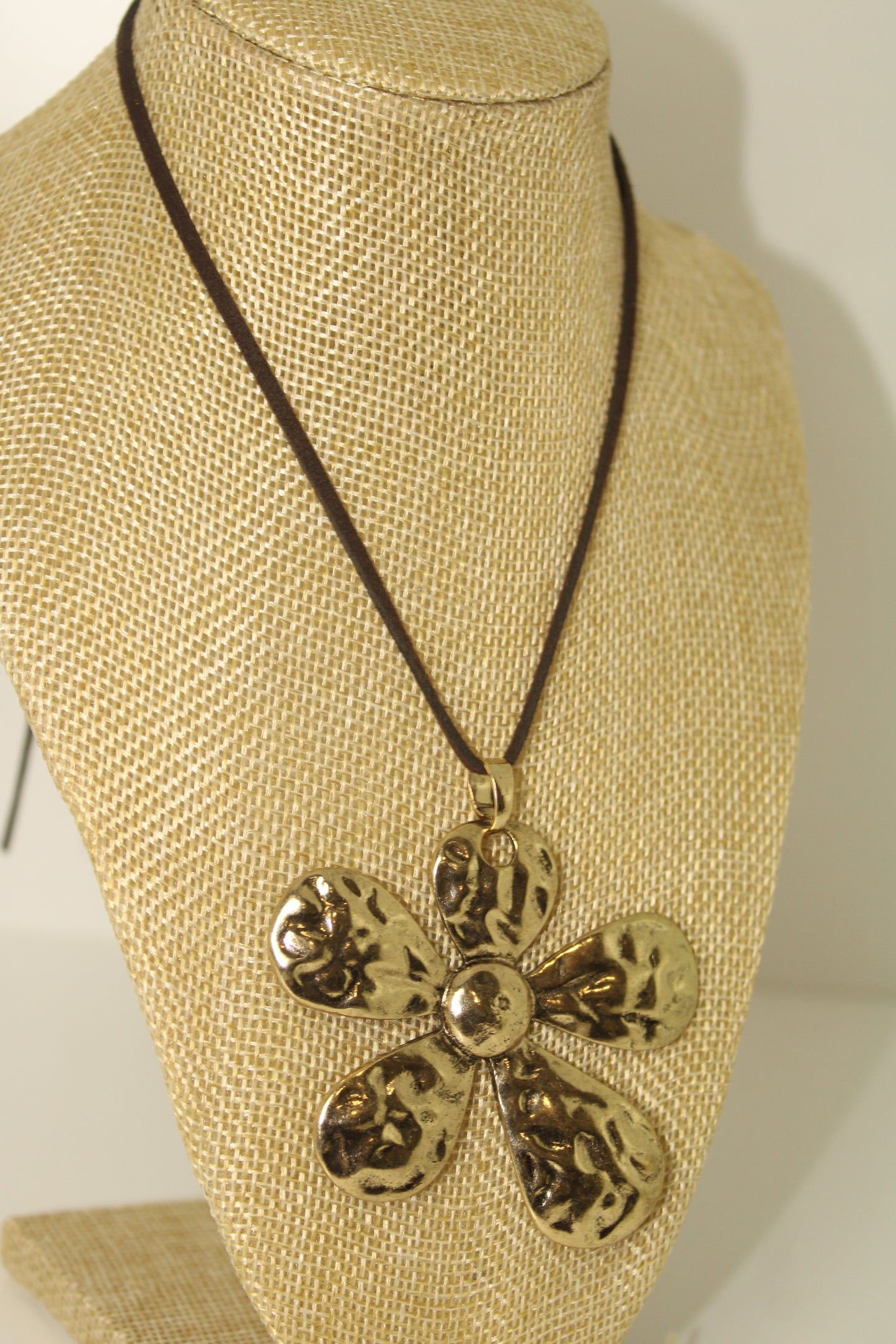 colar flor dourado