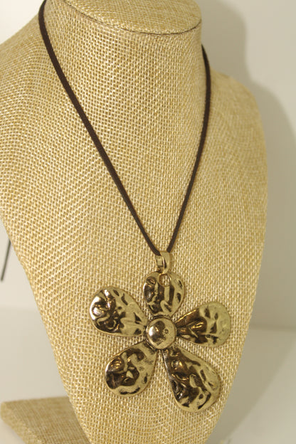 colar flor dourado