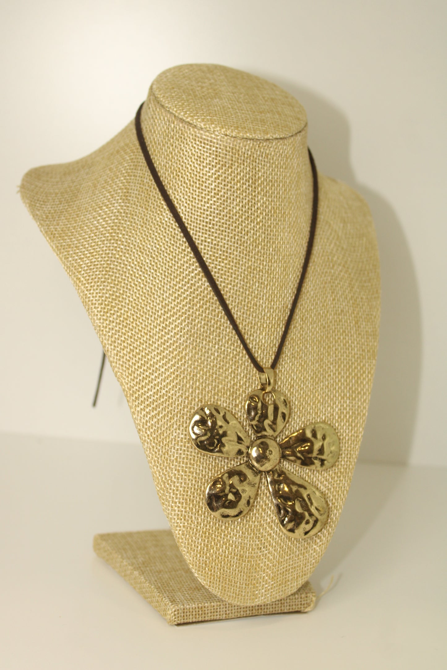 colar flor dourado