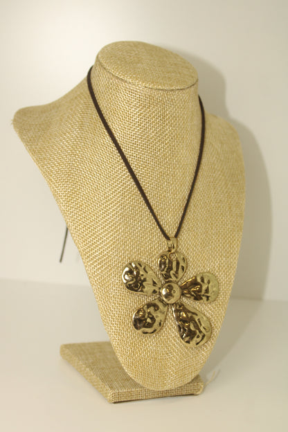 colar flor dourado